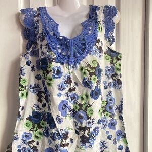DENVER HAYES size small floral top with lace